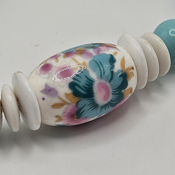 VINTAGE Plastic Floral Beaded Blue and White Bracelet Box Clasp - Picture 6 of 6